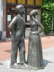 Sweet Dutch Couple- Statue
